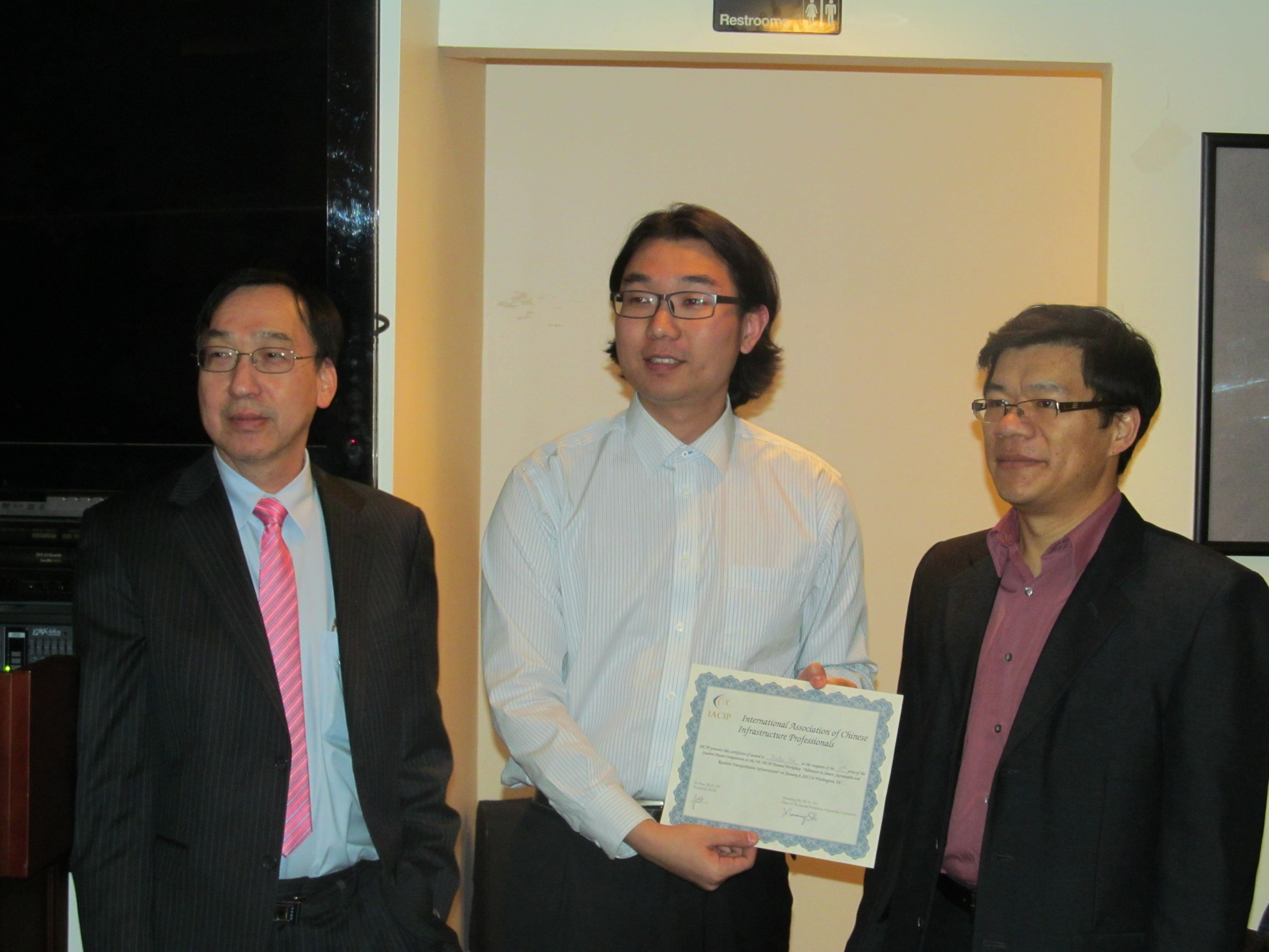 Jialuo He receives award